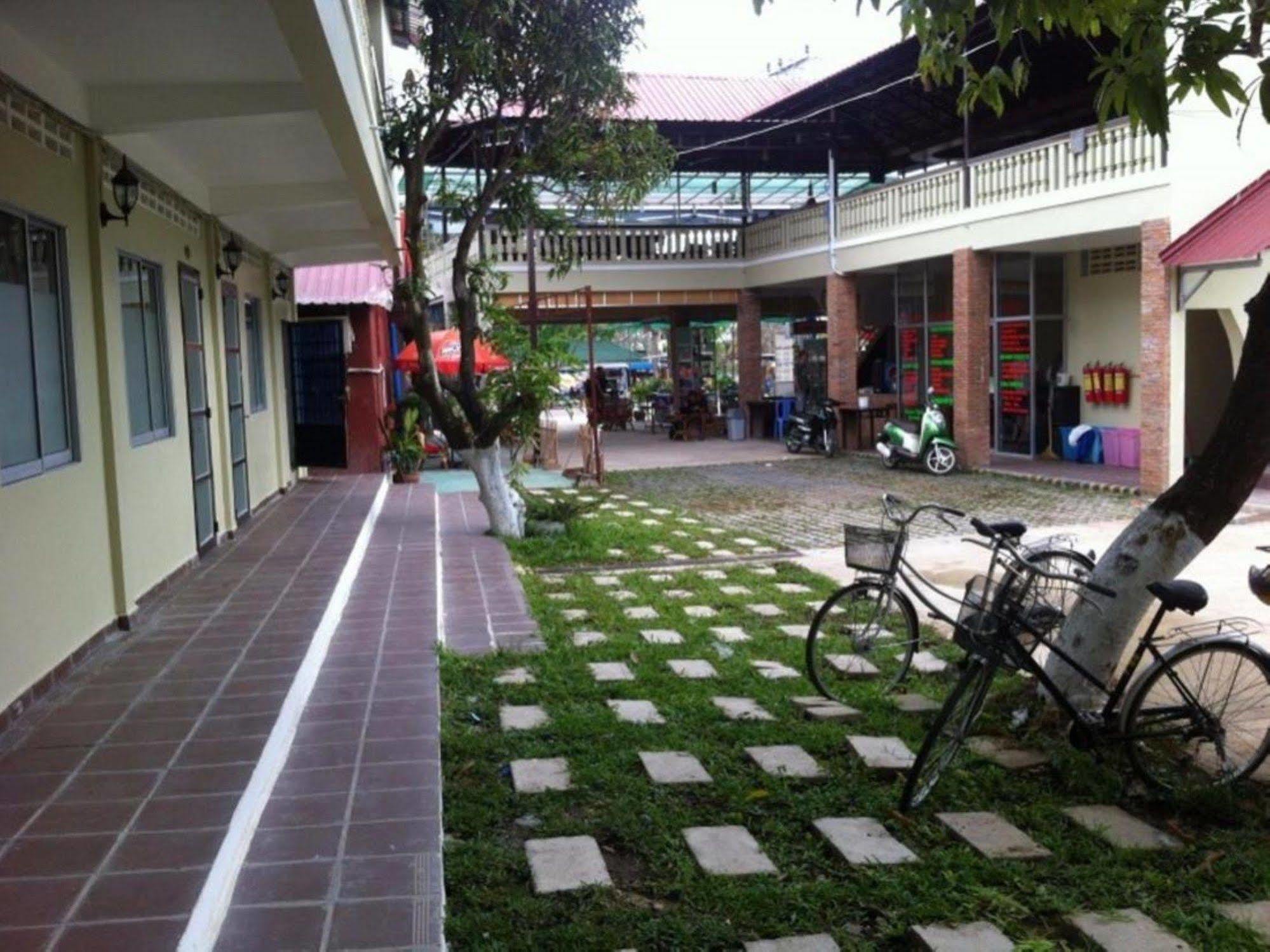 Sakal Guesthouse Restaurant & Bar Sihanoukville Exterior foto